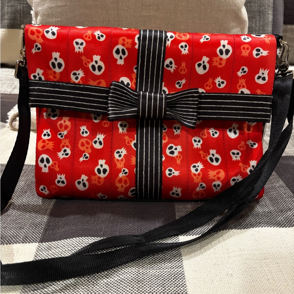 Harveys x Nightmare Before Christmas Present Foldover Crossbody VEUC